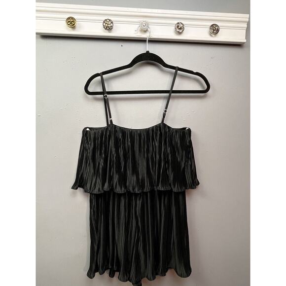 Lulu’s‎ Fun Flirt Hot Black Satin Plisse Sleeveless Romper Womens Large Shiny - Picture 2 of 8